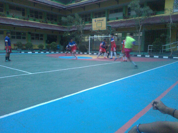 smk58futsal's tweet photo. Yang terakhir kelas XI vs XII #trofeo #smk58 #futsalsmk58 #fun https://t.co/wVCigwVRa7