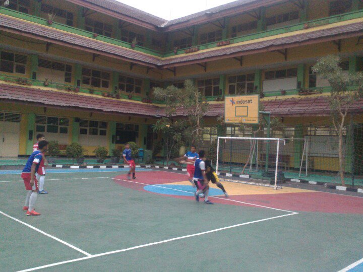 smk58futsal's tweet photo. Yang terakhir kelas XI vs XII #trofeo #smk58 #futsalsmk58 #fun https://t.co/wVCigwVRa7