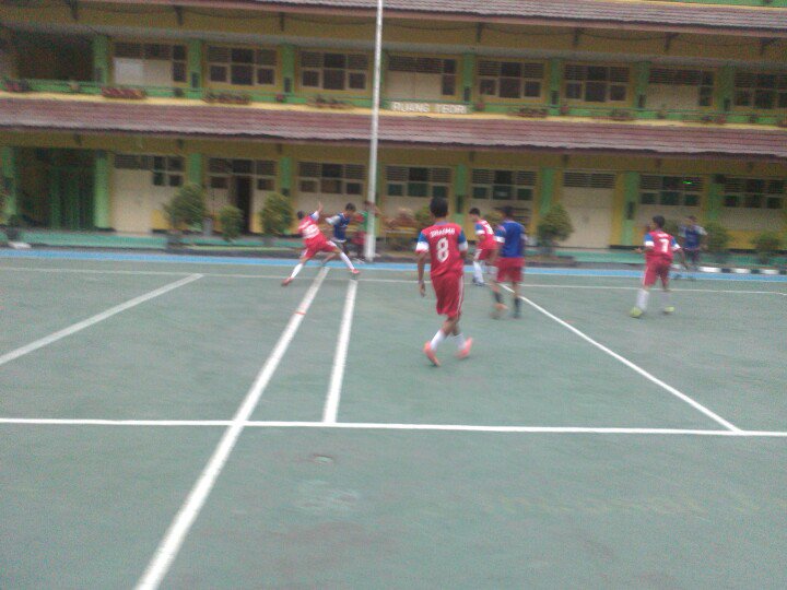 smk58futsal's tweet photo. Yang terakhir kelas XI vs XII #trofeo #smk58 #futsalsmk58 #fun https://t.co/wVCigwVRa7