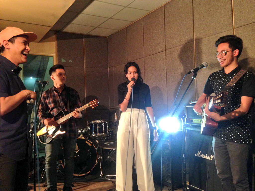 Infusionet's tweet photo. Yeay! @sayHiVi ngebuka #LIVENLOUD hari ini dgn lagu 'Indahnya Dirimu' nih OZzers https://t.co/Un8xc0kWYL