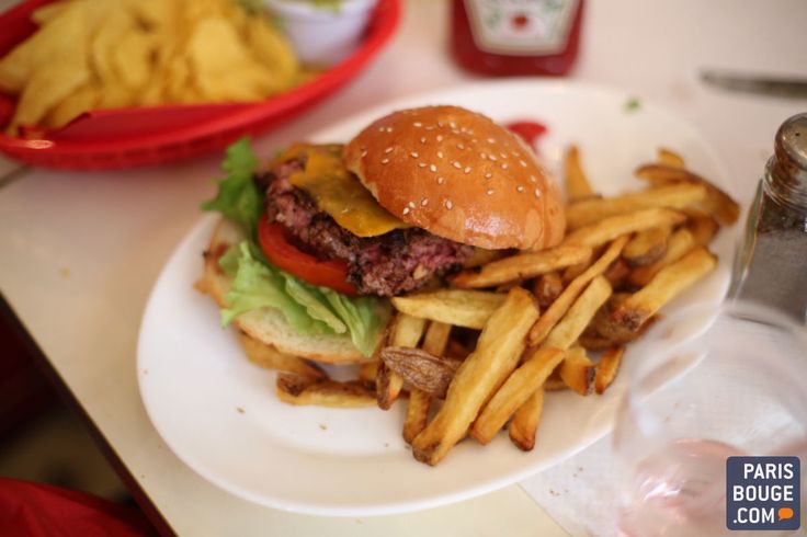 ParisBouge's tweet photo. Breakfast in #America ouvre sa nouvelle adresse dans le #Sentier !
https://t.co/tmeBXUfjOH #Paris #burger #food https://t.co/Kc4LZlzvOy