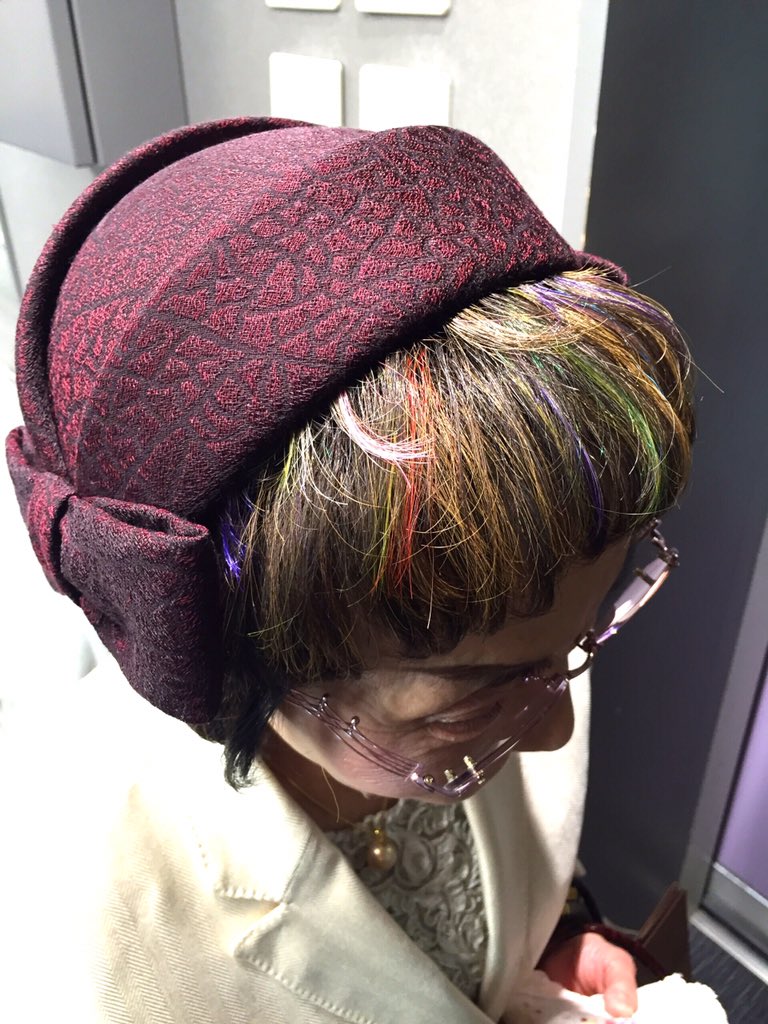 Kobejazzphonicradio 今夜のゲスト サントリーバー ヘンリーの石井順子さんと 御年77歳 カラフルなウィッグとマキシンのお帽子もとっても素敵でした お選びになった曲 Stardust は 石井さんがご持参くださったアナログレコードでお届けしました