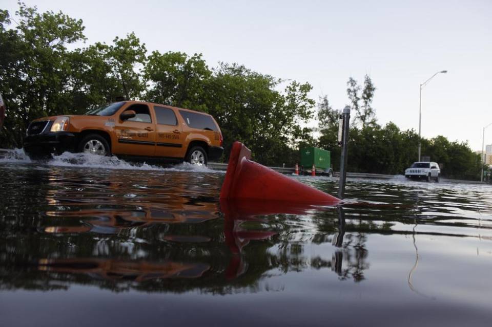 MiamiHerald's tweet photo. King tides to peak in South Florida this week; tides expected to swell after 9 this morning https://t.co/Z6Byp0SQnr https://t.co/gp3E7DttMc