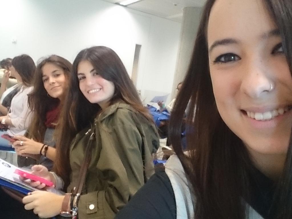 Montse171997's tweet photo. Con @BeaHdez98 y @CarmenSequera17 en @EstudiaEnLoyola #beloyola https://t.co/S0eCsMLIWE