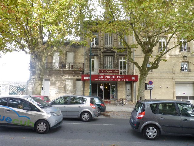 bdx2066's tweet photo. Evènement dans notre 51ème rue visitée à #Bordeaux : on y a vu une #Bluecub rouler ! Article à venir bientôt. https://t.co/9ng1nu6gj0