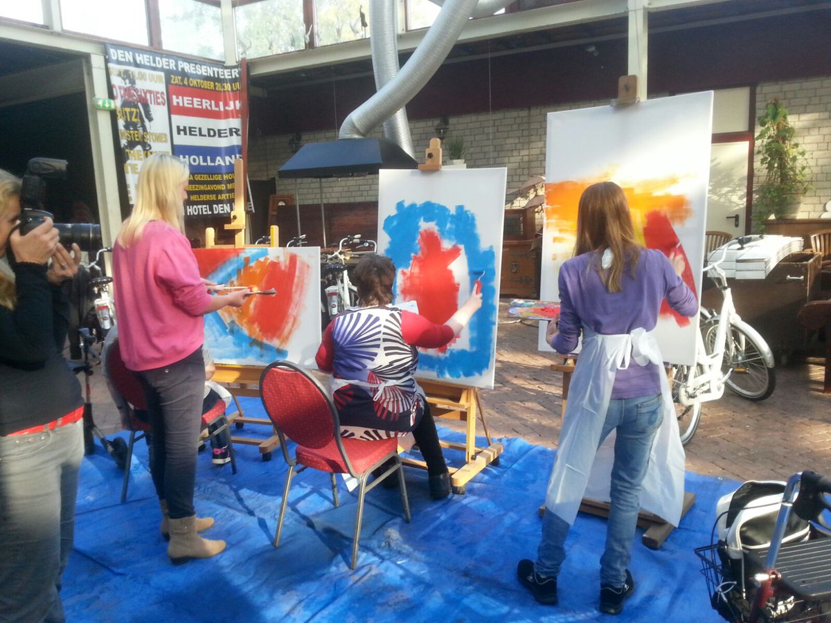 Kleurige kunst in hotel Den Helder! Cliënten van @EsdegeReigersdl (Skillz en Troubadour) en kunstenaar Theo Olling