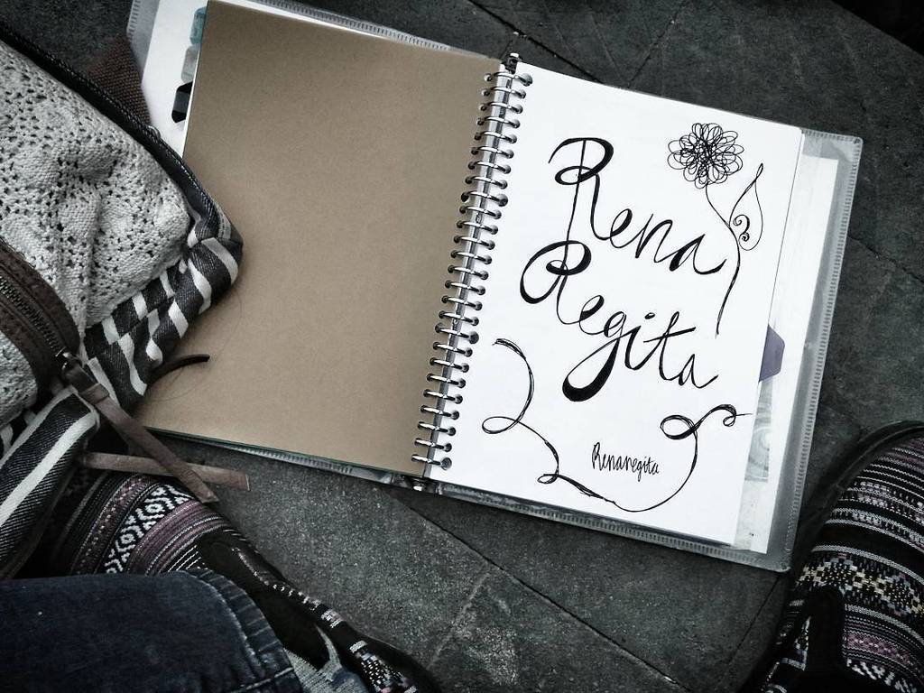 Druthersco's tweet photo. By vesk_whiteglow Hand lettering by @theresiawljg :DDDD
#handlettering #name #shoes #patternedshoes #bag https://t.co/QQuHMUL67x