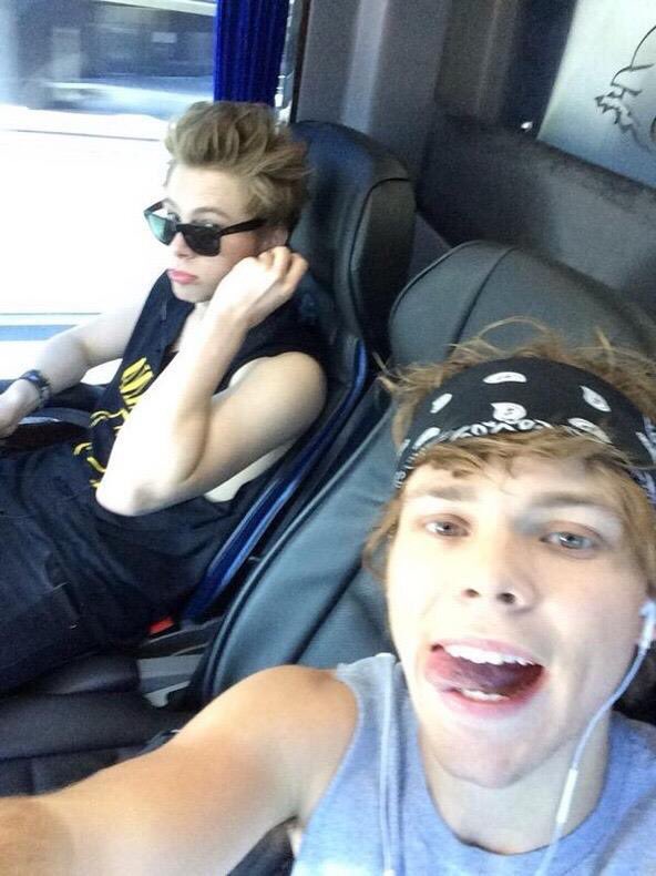 thereforhobi's tweet photo. Fame changed Calum @5SOS #ArtistOfTheYear #AMAs #ARIAS5OS https://t.co/AjrkdRvEQN