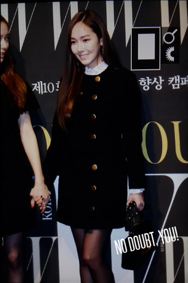 [PIC][27-10-2015]Jessica tham dự sự kiện "W KOREA 'LOVE YOUR W'" cùng Krystal vào tối nay CSUhWLTUkAAN5mk