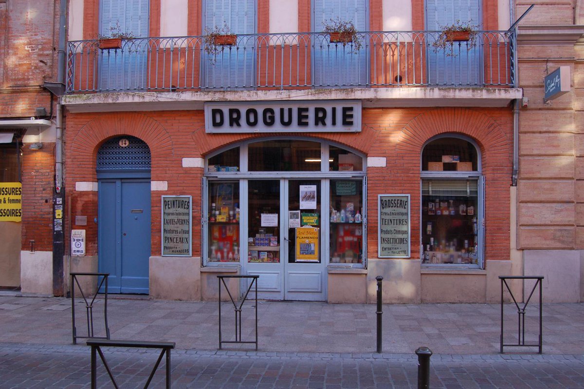 HDM_OFF's tweet image. #PetitJeCroyaisQue mon père n'était qu'un pauvre Junkie lorsqu'il rentrait dans une droguerie...