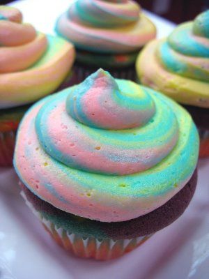 ItsFoodPics's tweet photo. Swirled frosting cupcakes 😋 https://t.co/WSLO04p1Zu