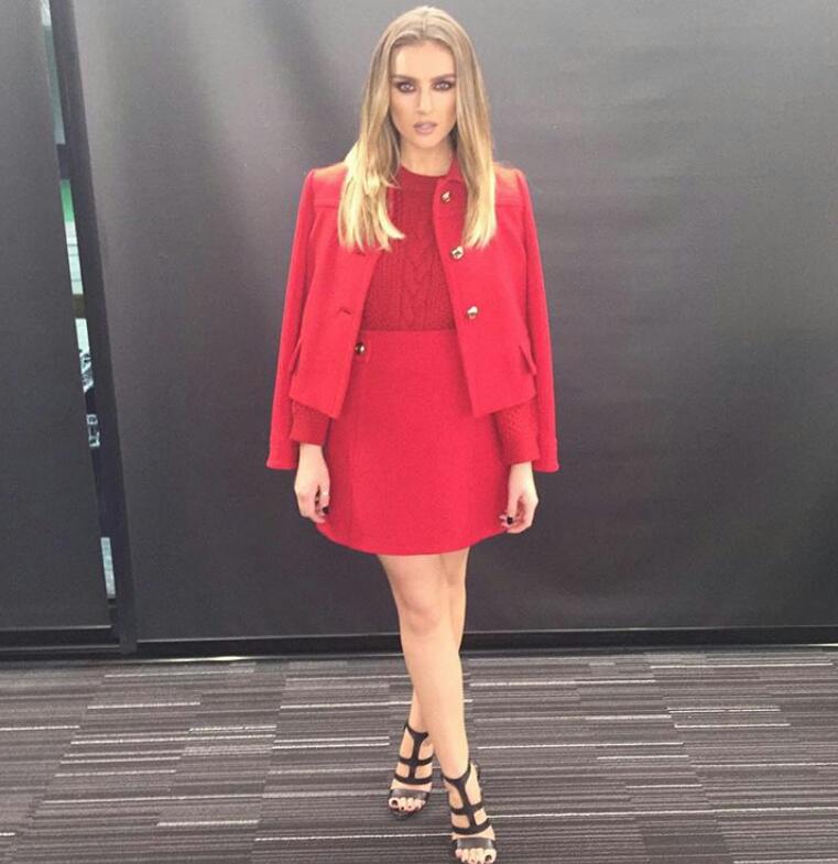 PerrieEdward107's tweet photo. #GoldMagicPerfume singing... Wearing my @Prada suit! ๐ https://t.co/5dY7ZZ8w33