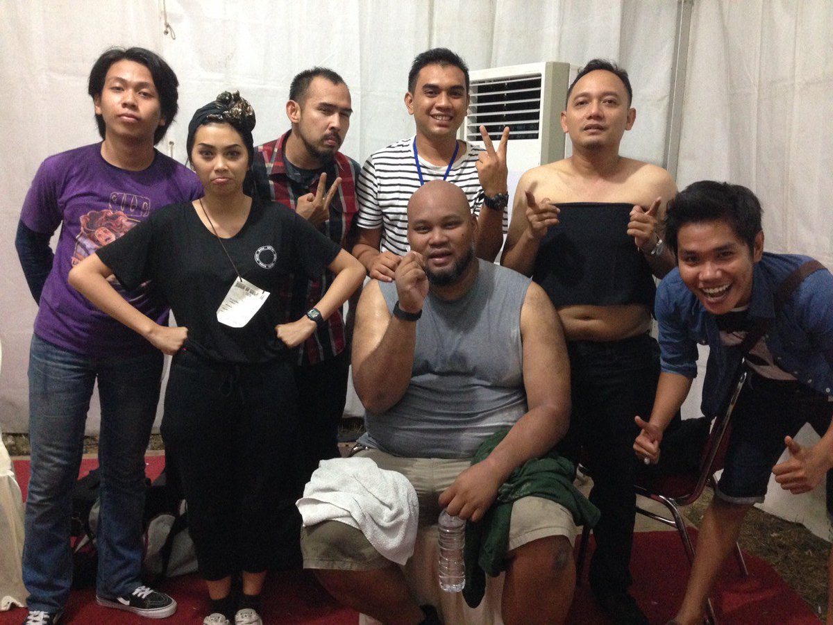 dimassputraa's tweet photo. @_SURI_  backstage (after perform) @RockInCelebes tour2015 #PALU #stonerROCK https://t.co/60tunQrGzB