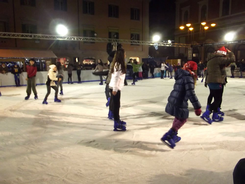 rietin_vetrina's tweet photo. Il Natale a Rieti si festeggerà con una pista di pattinaggio sul ghiaccio - https://t.co/Yfdh5qHZE0 https://t.co/nqRg8vhdEk