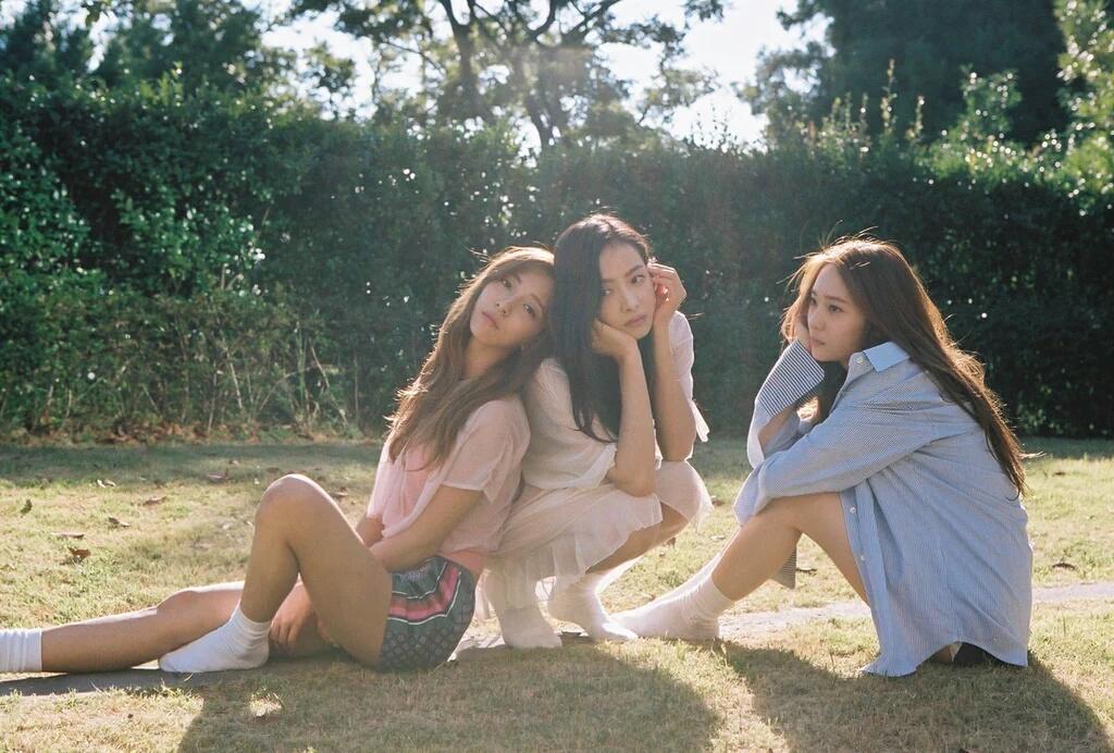 fxsypark's tweet photo. Lean on vic eomma https://t.co/bf1OX4c2X0