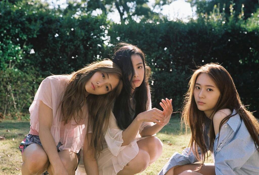 fxsypark's tweet photo. Lean on vic eomma https://t.co/bf1OX4c2X0