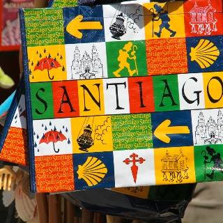 De muchas nacionalidades y con una meta: Santiago.  Seguimos recibiendo a muchos peregrinos. Reserva tu cama!