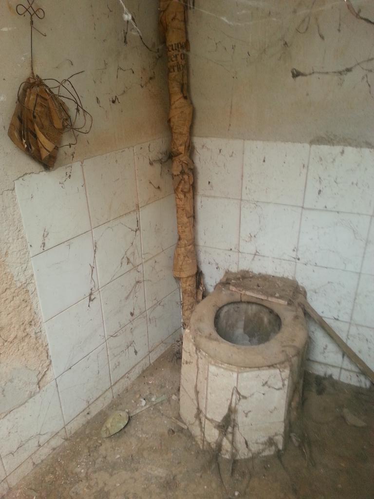 atrujillo_AT's tweet photo. Auténtico baño "vintage" visto en edificio a derribar. Ojo al detalle del "papel higiénico". https://t.co/rDSYPylKpz