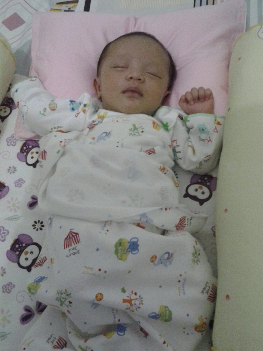 Hari ini baby Safia anteng bobo...... siangnya rewel heboh pengen mimi susu. Sehat2 ya tuntunnya ayah @teguhsyahmar