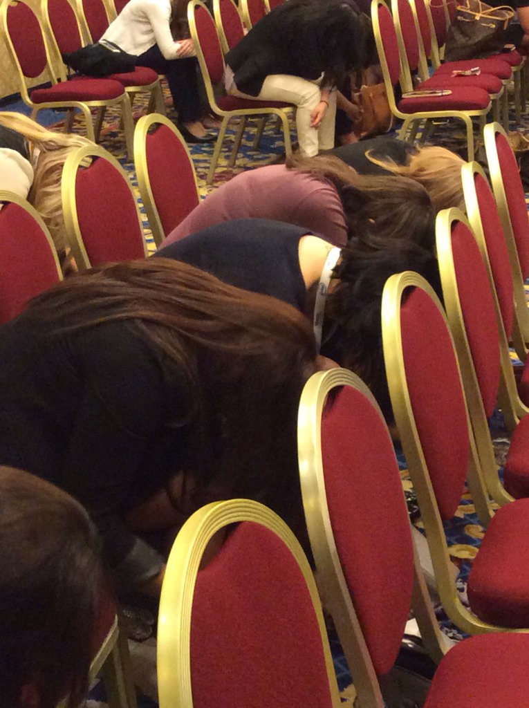 PayTechWomen's tweet photo. Submissive pose or power pose? Power pose will change you physiologically! @money2020 https://t.co/oAa98qD6MU