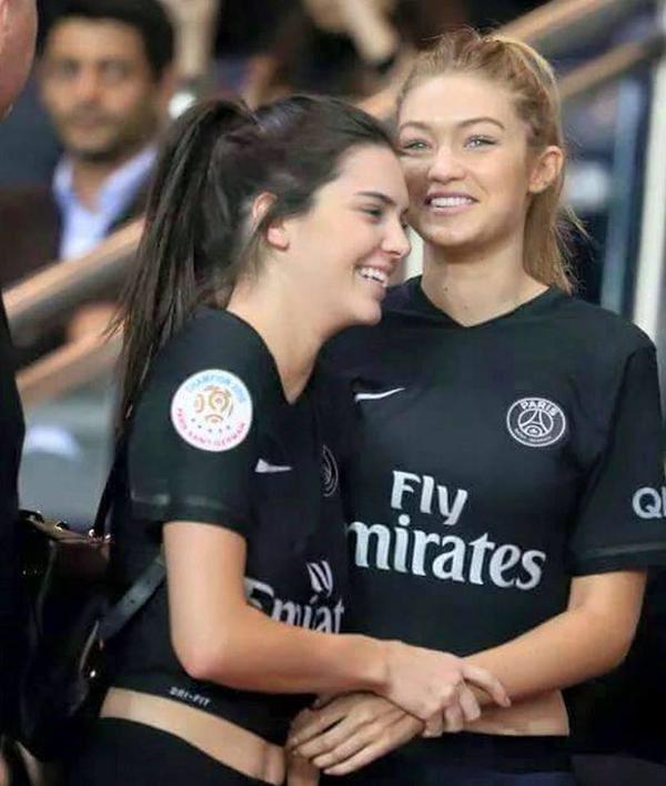 FootballFunnnys's tweet photo. PSG v Liverpool fans... https://t.co/BiqOn68MdL