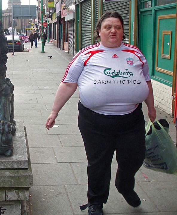 FootballFunnnys's tweet photo. PSG v Liverpool fans... https://t.co/BiqOn68MdL
