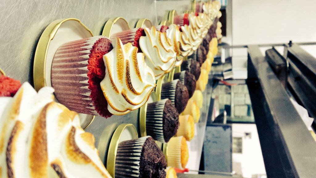 CarolizeCoetzee's tweet photo. Wedding cupcakes #RedVelvet #mmmmm https://t.co/Lkvhb6BJ1p