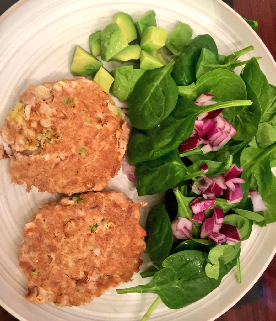 simply_sugar3's tweet photo. Home made Tuna fish cakes with salad. Made with tuna eggs, milled linseed, spring onion and garlic #sugarfree #clean https://t.co/pNxKIAMdYl