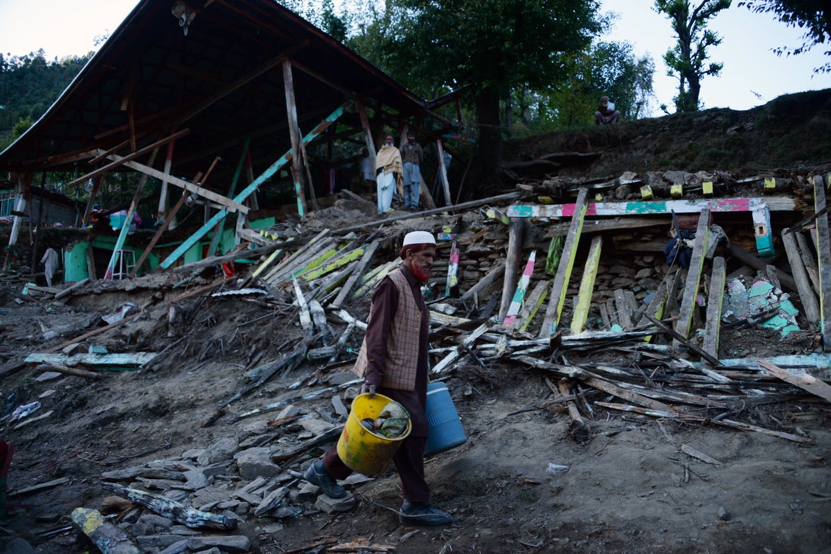NWNoticiasMX's tweet photo. Asciende a 430 los muertos tras terremoto en #Afganistán, #Pakistán e #India. https://t.co/T4MZdEMRMR https://t.co/ReKcNvWBJ2