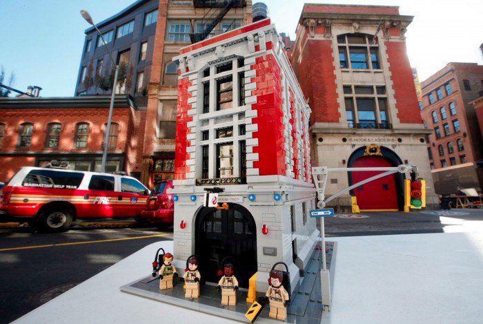slashfilm's tweet photo. Official 'Ghostbusters' Firehouse LEGO Set Announced [Updated] https://t.co/pRggCpRL87 https://t.co/hgPm3M5CP5