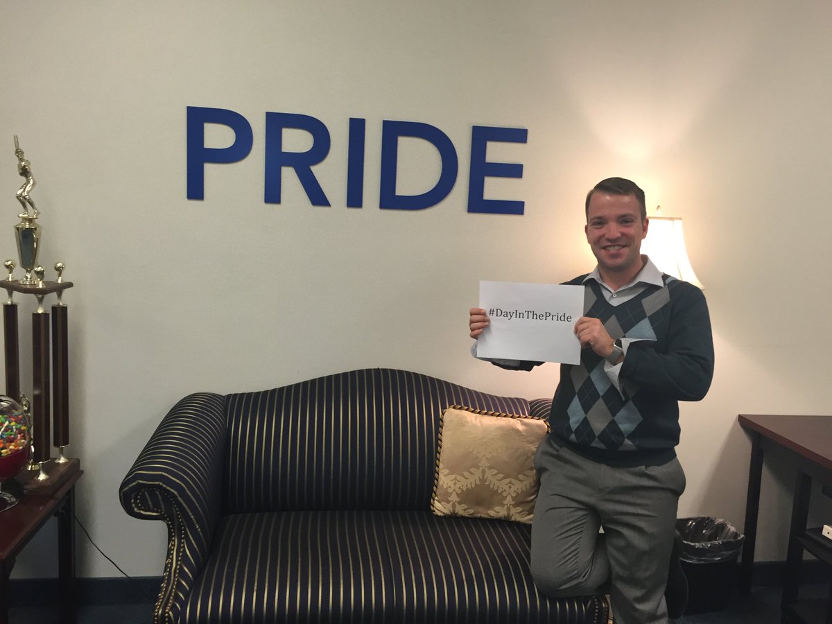 CPSullivan's tweet photo. Proud Alumni of @HofstraU and member of the GOLD Committee! #DayInThePride https://t.co/uxVzxHlY3H