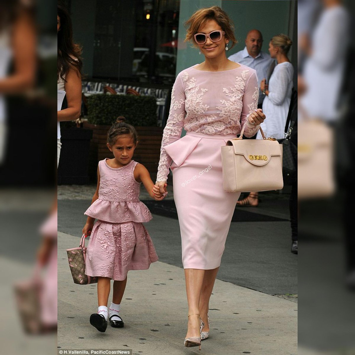 jlover_angel's tweet photo. Like mother, like daughter .. ππ Jen and her adorable daughter Emme.. ππππ #JenniferLopez #coconuts #emme #miniJLo https://t.co/3ysaXhhIb4