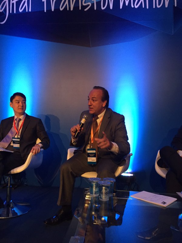AnaliaDigital's tweet photo. La visión de Roberto Ricossa @rricossa @ArubaNetworks en panel #IoT #TyNFuturecom2015 @FuturecomEvent @TyNMagazine https://t.co/xBjtRoeAyi