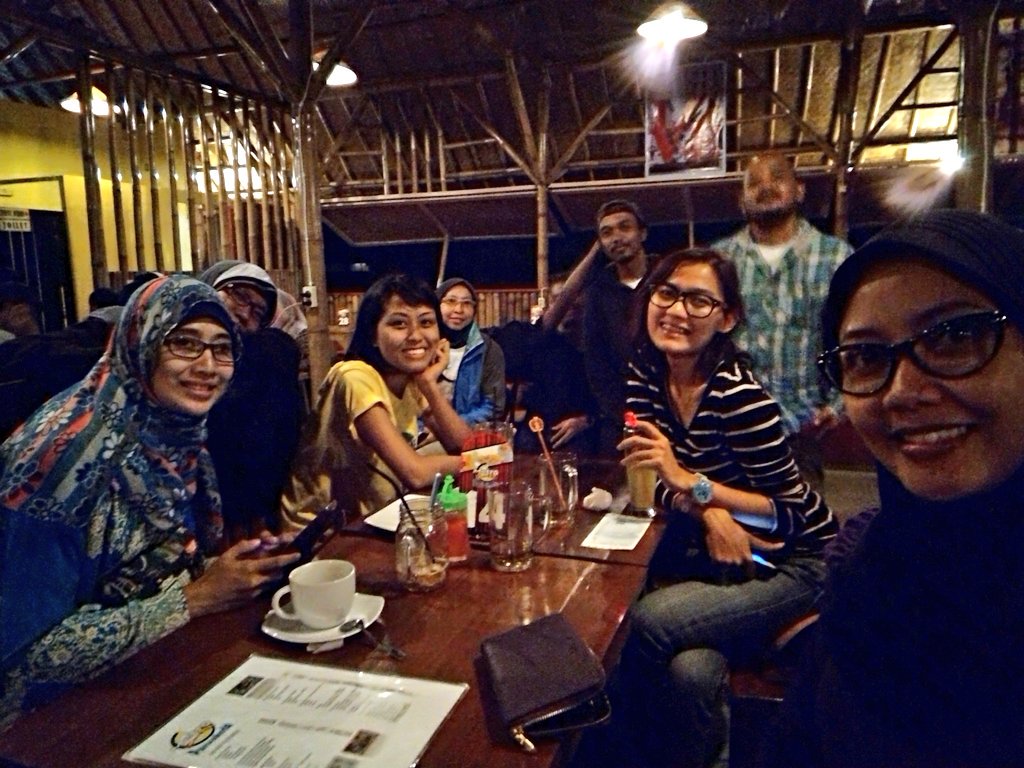 mirasahid's tweet photo. Malam terakhir di Purwokerto. Kita masih kumpul2 aja lhoo. See you ya guys, will gonna  miss u all #bloggercampid https://t.co/NZZVTaPnse