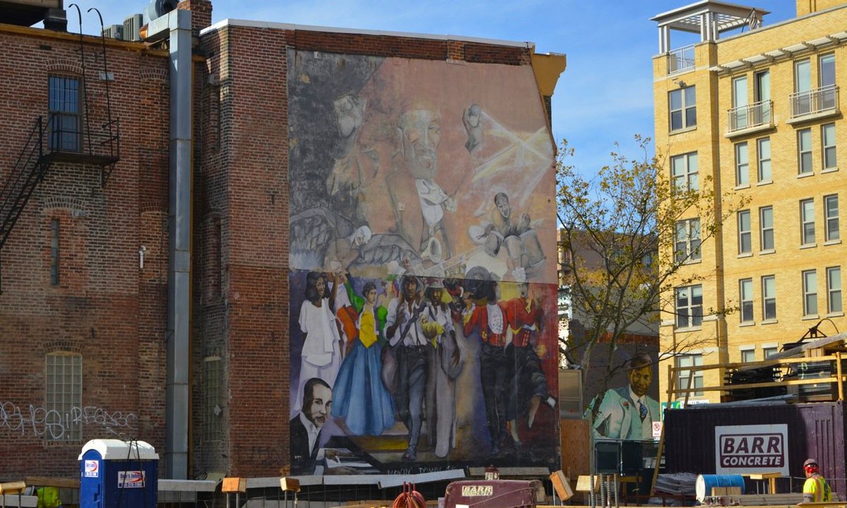 UStreetBuzz's tweet photo. Painted in '93, half-covered in '95, U Street mural disappears forever this week https://t.co/VHYy6TZbp4 #MarvinGaye https://t.co/DMgL2UWIIq