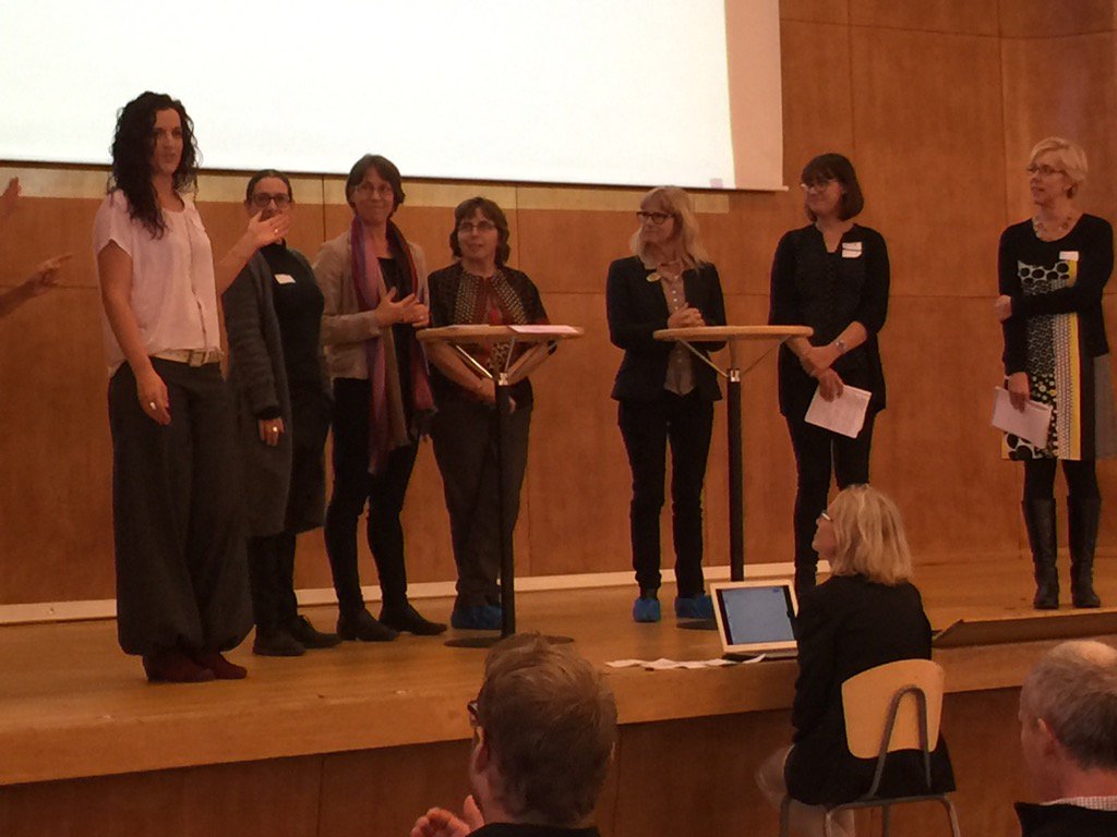 pedagogsthlm's tweet photo. Reflektionspanelen avslutar #LFK2015 med reflektion av dagen i post-It format  - 2,5 minut vardera. https://t.co/ujoabM0l6e