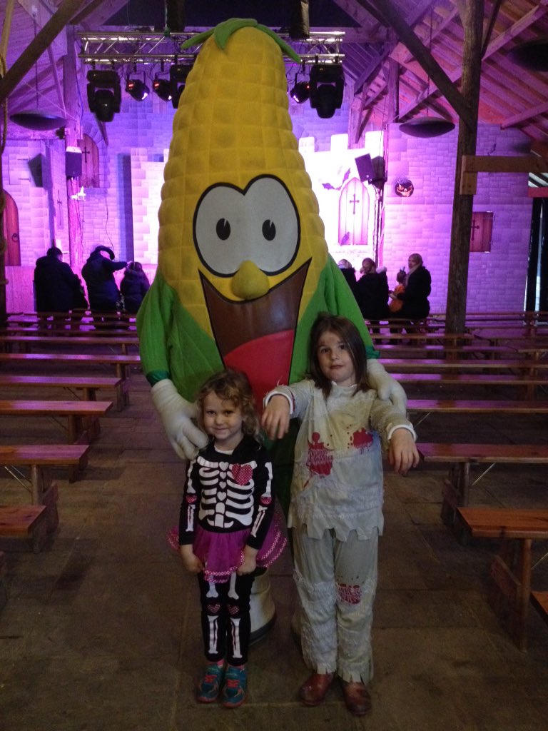 CraigJa86962304's tweet photo. Great Halloween theme day at @Yorkmaze https://t.co/evI5Pk6EPu