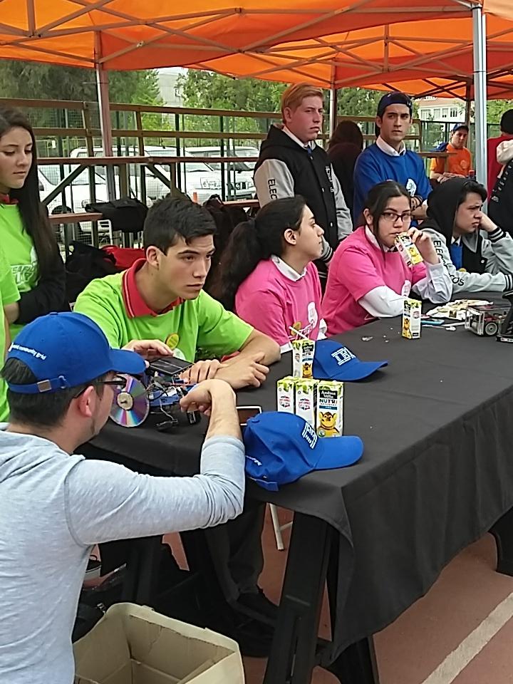 desafio_solar's tweet photo. Mientras algunos compiten, otros se preparan para la carrera #DesafioSolar @IBMdeChile @PieraCurotto @Chilenter https://t.co/UewNwE8NZ4