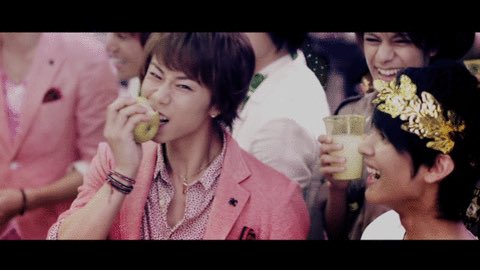 takx17's tweet photo. @_ 510.凄え顔でリンゴをかじる君。ワイルドだな、凄く。俺もこんな食い方してえわ、つって。最近体調悪いらしいけど大丈夫かな。なんか力になるし、沢山我儘言って良いからな。ちゃんと受け止めるし。でも今日はゆっくり休んで。オヤスミ。 https://t.co/ES5F2RUiJ4