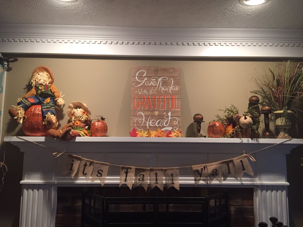 DeeReid2's tweet photo. It's fall, y'all! #homedecor #decoratingforfall https://t.co/A010odUgJr