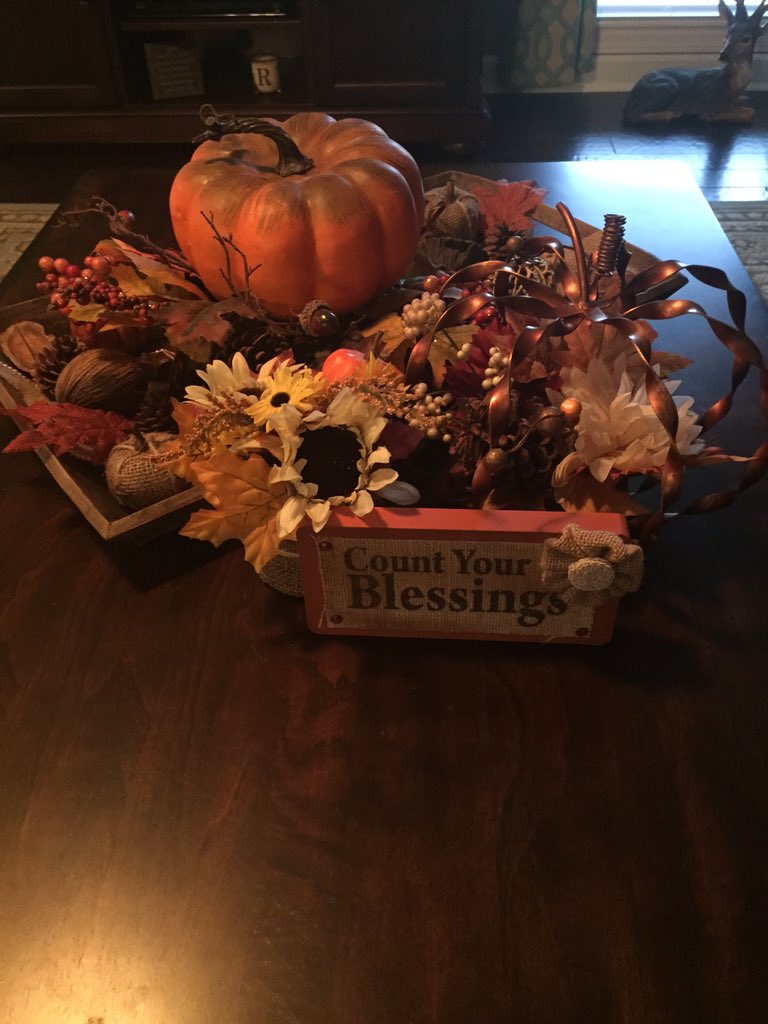 DeeReid2's tweet photo. It's fall, y'all! #homedecor #decoratingforfall https://t.co/A010odUgJr