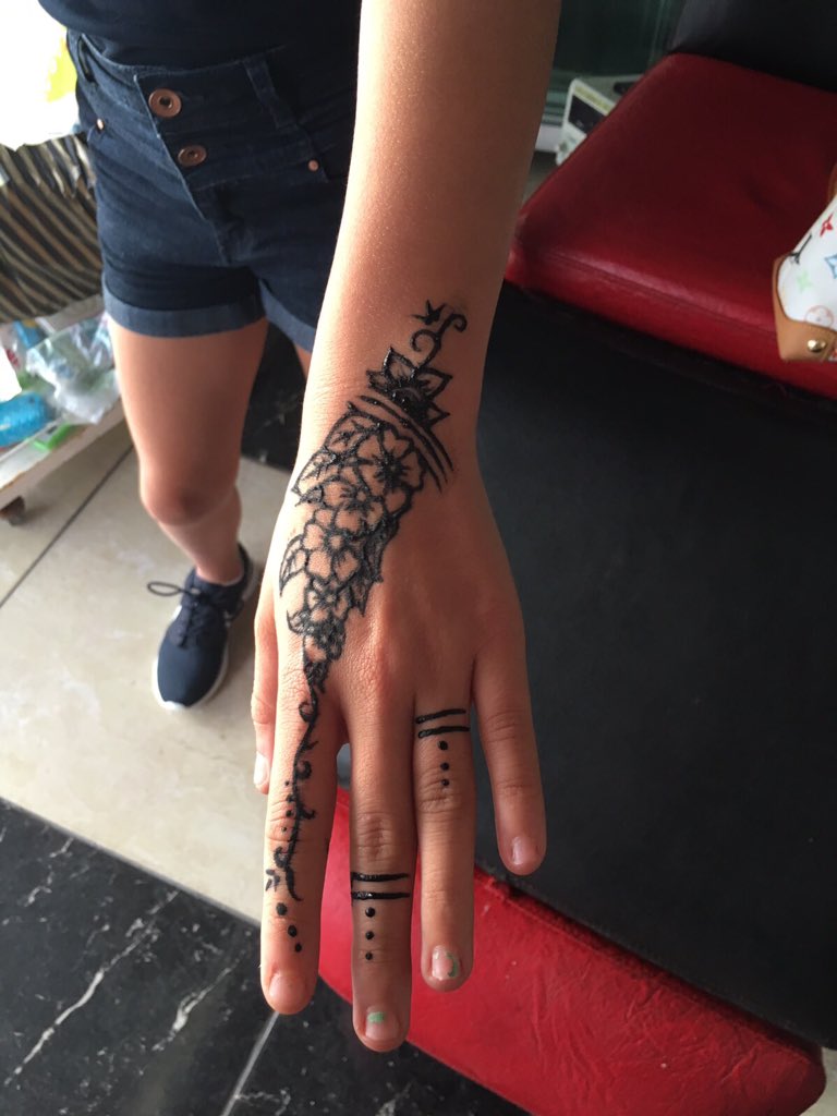 sofialima04's tweet image. Henna tattoo 🤑