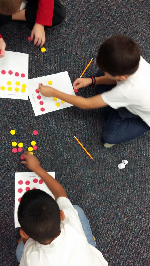 BoydBuena's tweet image. Using our double ten frames #firstgraderocks #doubletenframestrategy #maketen @WeatherstoneES