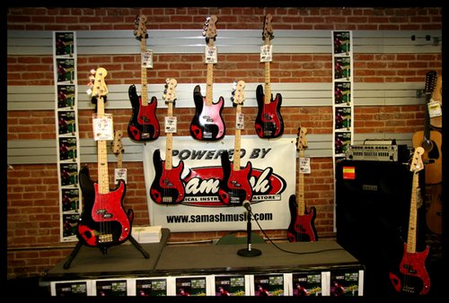 Surganya para bassis nih, semoga pada kesampean ya beli ini teman-teman band :D #fender