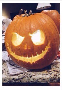 enthusiashton's tweet photo. @HeyViolet when we carved the same pumpkin https://t.co/GOmhQWnx2y
