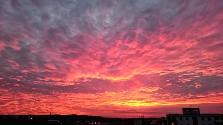 PhotofunX's tweet image. #Fierysunset #sunset #TurvesGreen #MoatHouse #Lickeys #Birmingham #LickeyHills #AutumnSun #SonyZ3C Awesome!