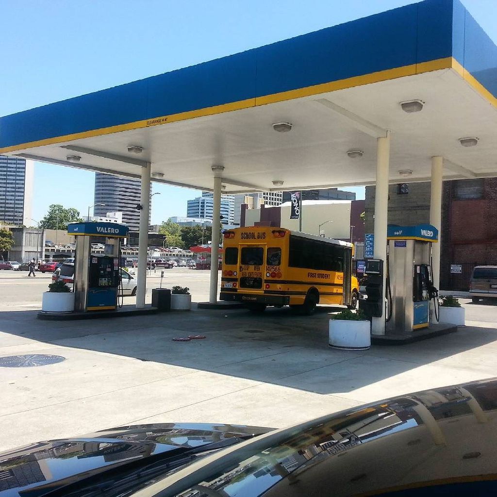 ZimanaAnalytics's tweet image. Odd to see a school bus at a gas station.  In Oakland while attending #solidcon #latergram… ift.tt/1k73TkT