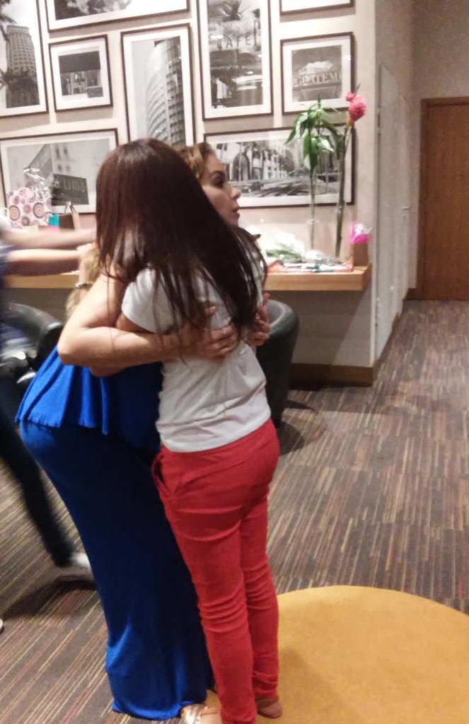 gsamantaa's tweet photo. @LuceroMexico Veo las fotos y aun no lo puedo creer,mil gracias por este momento,eres la mejor!!Te Amo!😭😍😭👸💚💛👏👏 https://t.co/GVhDgVBdOH