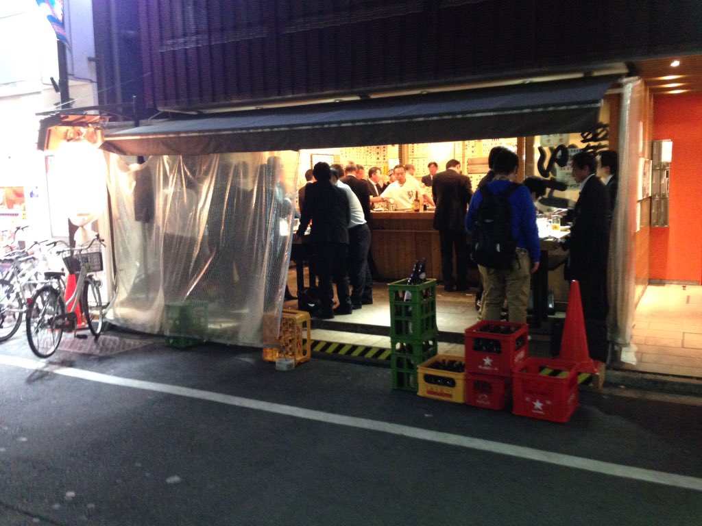 サウナ後はお馴染みの立ち飲みいこい。携帯は通話もメールも厳禁な超硬派な呑み屋である。ここの肉豆腐は奇跡的に美味しい。