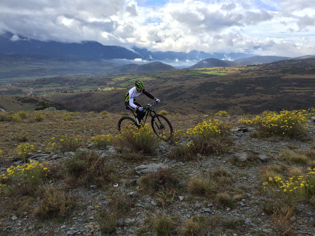 Josehermida's tweet photo. #autumn #merida96 @MeridaRacing
@sumattory_custom @buffofficial @northwave_official @vw_es @ksixmobile https://t.co/uvNQetfGIg